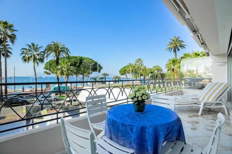 Location de vacances - Appartement à Cannes - Terrasse avec magnifique vue sur la mer et la Croisette à CANNES