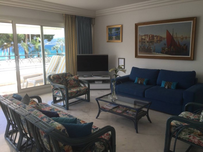 Location de vacances - Appartement à Cannes - Salon avec vue sur la mer