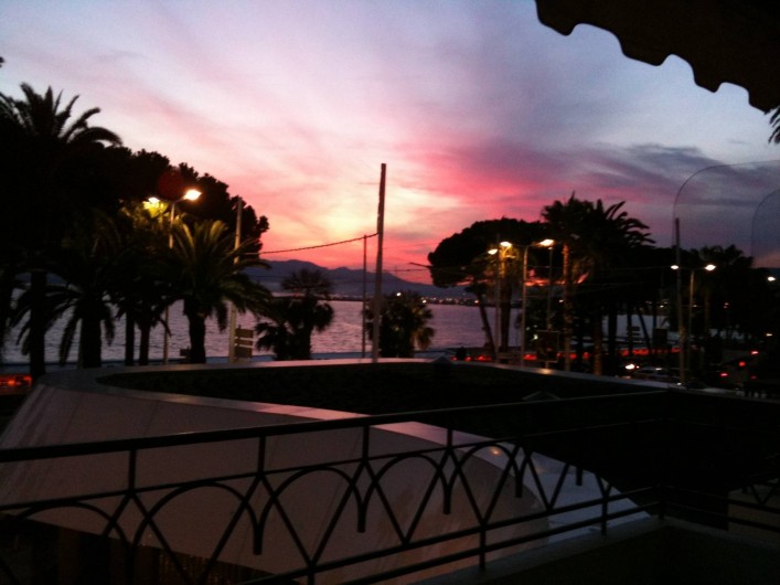 Location de vacances - Appartement à Cannes - Encore un coucher de soleil depuis la terrasse de l'appartement