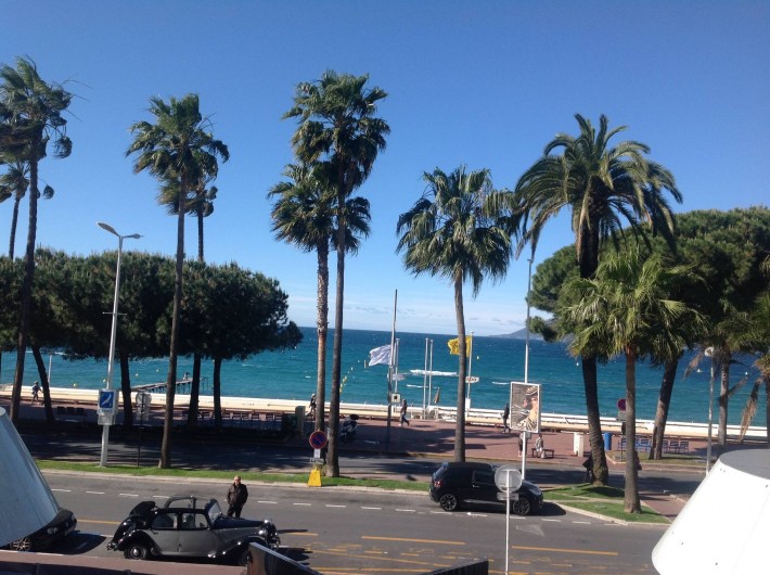 Location de vacances - Appartement à Cannes - Encore une vue de la terrasse sur la mer et la Croisette
