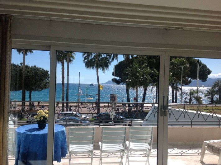 Location de vacances - Appartement à Cannes - Salon avec vue sur la mer