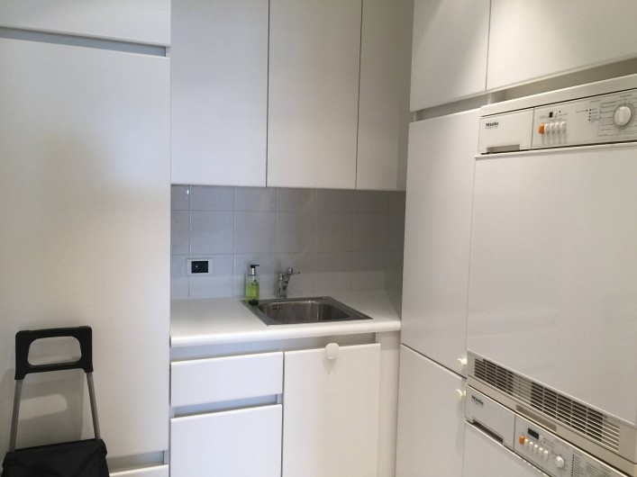 Location de vacances - Appartement à Cannes - Pièce de service avec lave-linge, sèche-linge, second frigidaire, congélateur