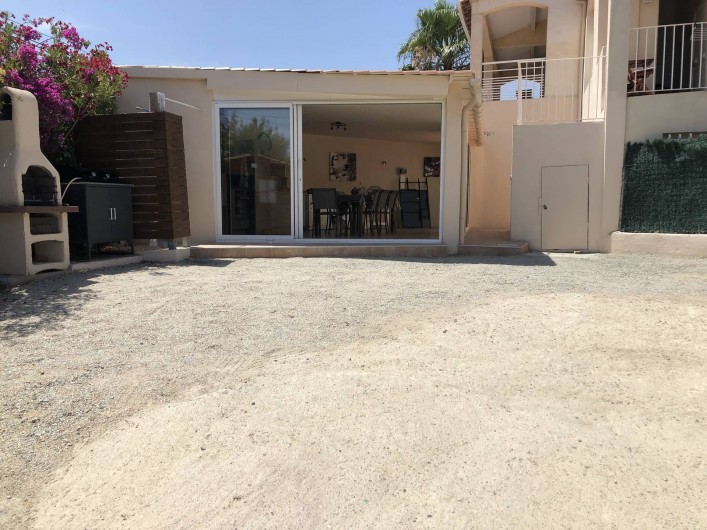 Location de vacances - Maison - Villa à Propriano - VUE DE LA VERANDA ET PARKING