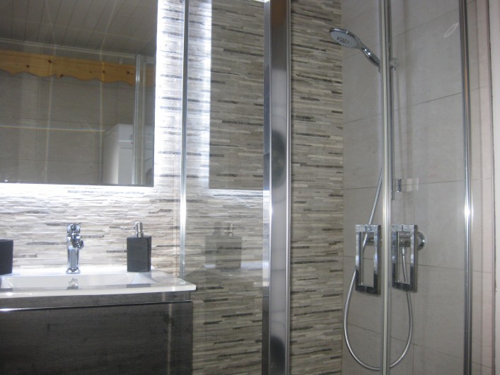 Location de vacances - Appartement à Les Gets - Salle de bain avec douche