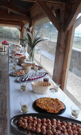 Location de vacances - Gîte à Brugnac - buffet dans la salle de réception