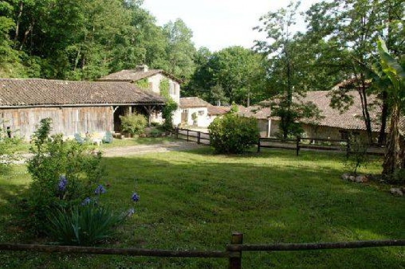 Location de vacances - Gîte à Guitres - Espace verdure privatif  
Gite La Gabarre