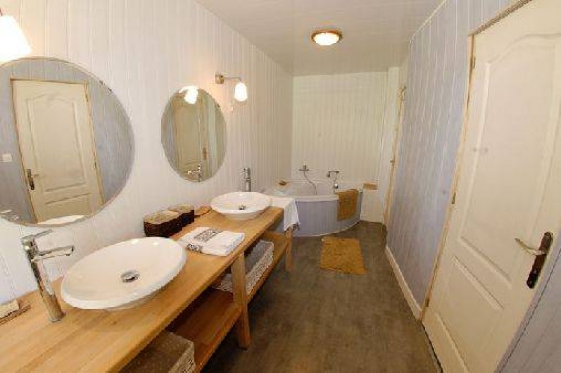 Location de vacances - Gîte à Guitres - Salle de Bain Gabarre