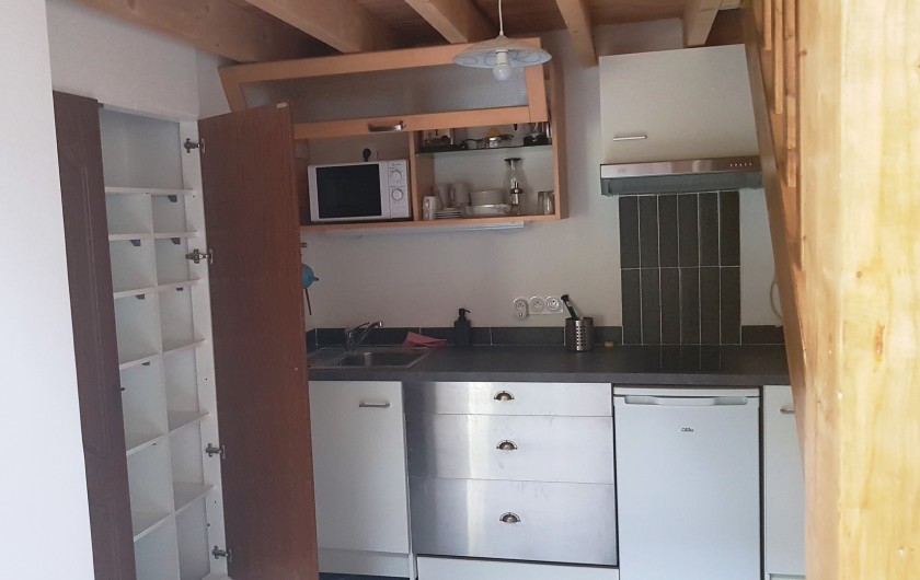 Location de vacances - Appartement à Charleval - coin cuisine avec placard
