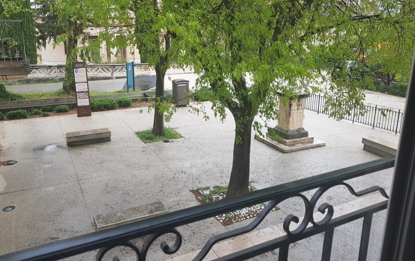 Location de vacances - Appartement à Charleval - vue sur la place du château