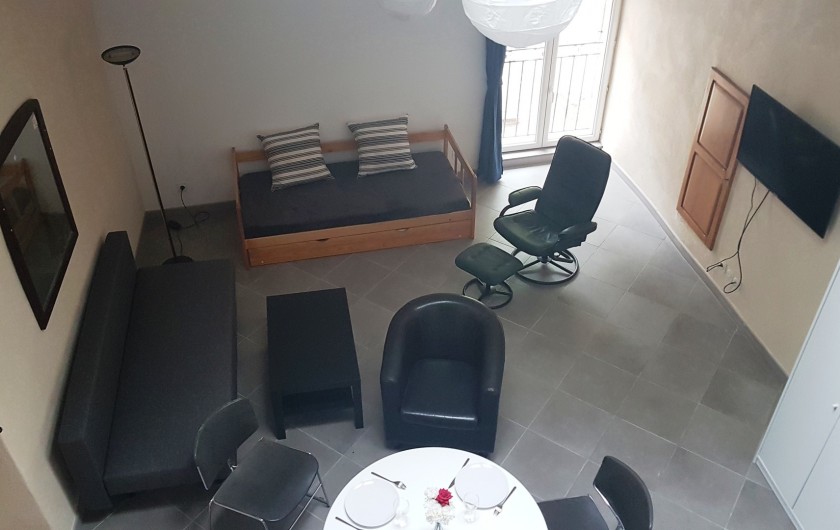 Location de vacances - Appartement à Charleval - séjour avec coin salle à manger et coin salon