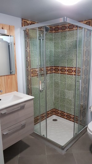 Location de vacances - Appartement à Charleval - salle d'eau avec cabine de douche en 90