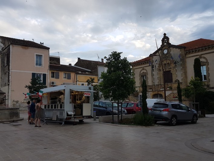 Location de vacances - Appartement à Charleval - la place de la mairie