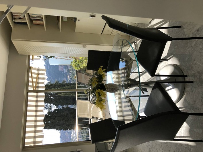 Location de vacances - Appartement à Menton - coin repas 4/  6 places  table modulable