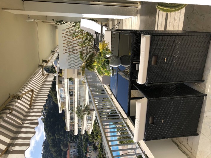 Location de vacances - Appartement à Menton - vue montage et piscine