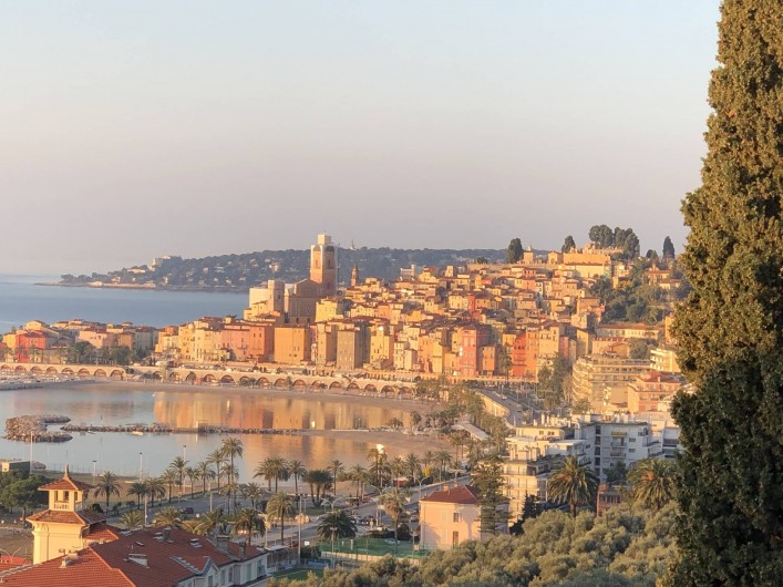 Location de vacances - Appartement à Menton - vue de la terrasse sur le vieux Menton