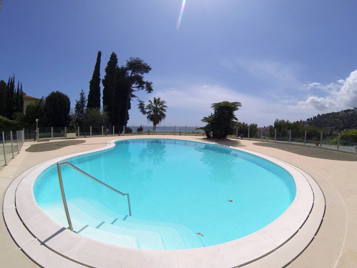 Location de vacances - Appartement à Menton - piscine partagée