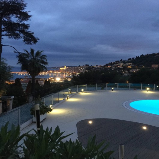 Location de vacances - Appartement à Menton - vue de la terrasse sur la piscine et sur le vieux Menton