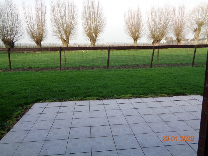 Location de vacances - Gîte à Houthem - terrasse privée avec vue sur la campagne et vigne salon de jardin et barbecue