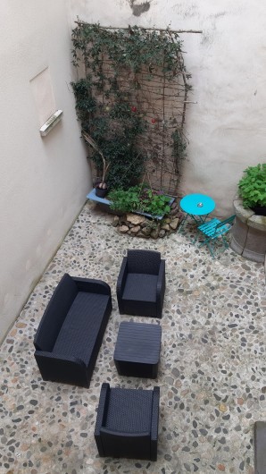 Location de vacances - Gîte à Brioude - salon de jardin dans la petite cour intérieure