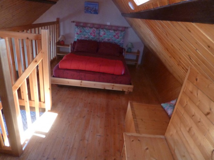 Location de vacances - Gîte à Bieuzy - un grand lit en mezzanine