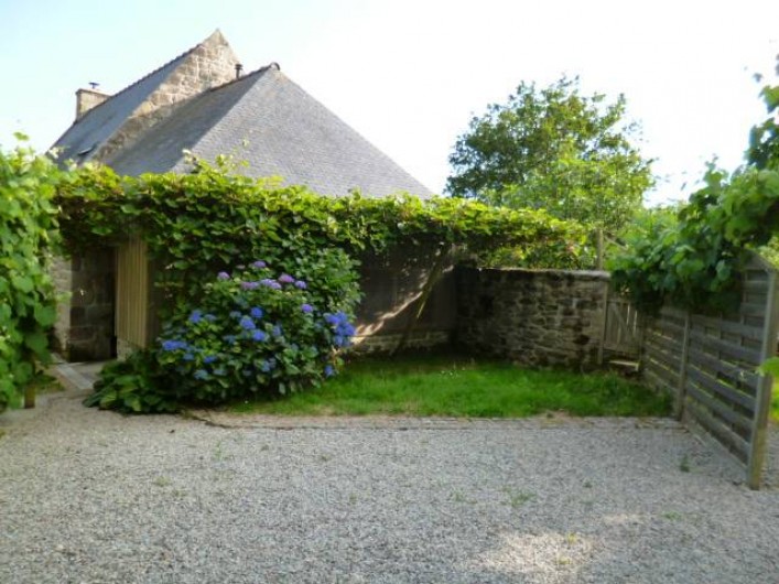 Location de vacances - Gîte à Bieuzy - la cour sud pergola  avec kiwi