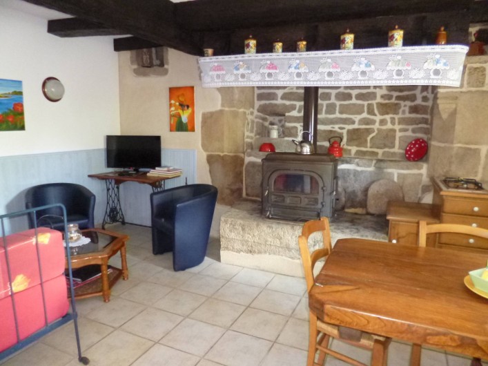 Location de vacances - Gîte à Bieuzy - pièce du bas salon,poële ,table fermière