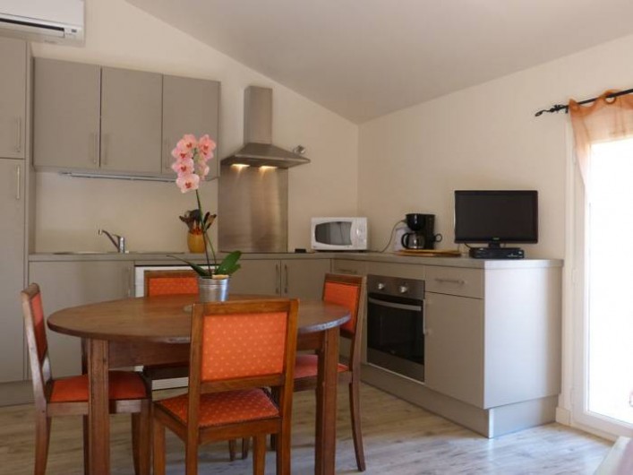 Location de vacances - Gîte à Cairanne - Gîte Les Vignes, Cuisine salle à manger