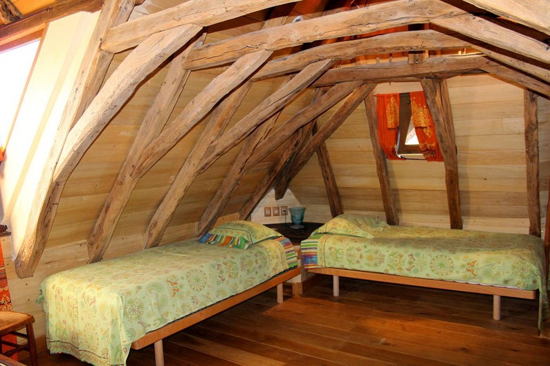 Location de vacances - Gîte à Saint-Cybranet - chambre deux lits étage