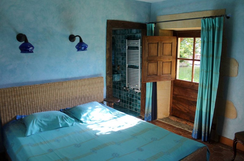 Location de vacances - Gîte à Saint-Cybranet - chambre bleue lit double rez de chaussée