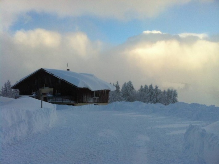 Location de vacances - Chalet à Crest-Voland - Vue depuis le parking hiver