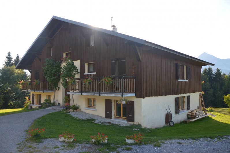 Location de vacances - Chalet à Crest-Voland - Vue depuis le parking été