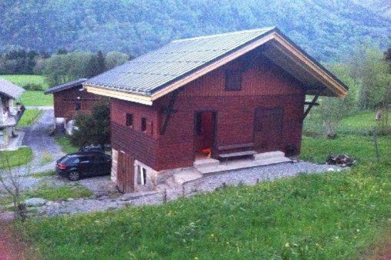 Location de vacances - Chalet à Taninges - chalet situé dans un petit hameaux de 4 chalets sur la  La rivière Enverse