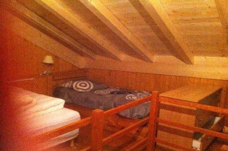Location de vacances - Chalet à Taninges - chambre contenant 2 lit de 1 personne et un lit double
