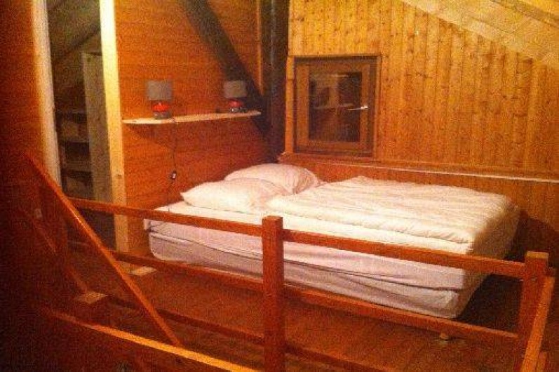 Location de vacances - Chalet à Taninges - lit double de la chambre commune