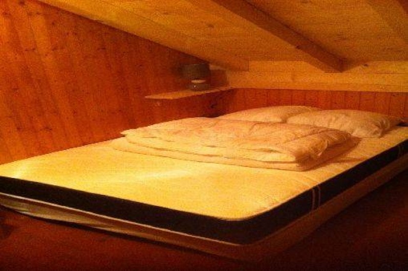 Location de vacances - Chalet à Taninges - première chambre avec lit double