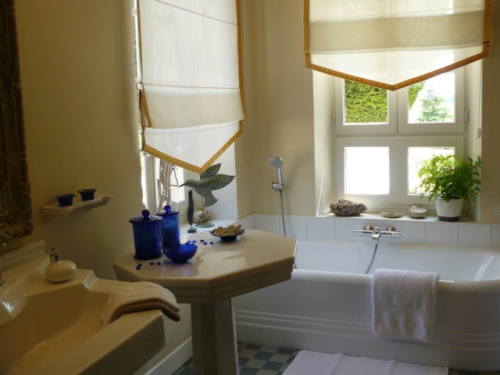 Location de vacances - Chambre d'hôtes à Cahuzac-sur-Vère - Salle de bain "Fleur de Lune"