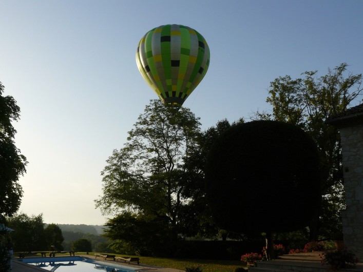 Location de vacances - Chambre d'hôtes à Cahuzac-sur-Vère - Quand les montgolfières caressent les cimes des arbres de la propriété