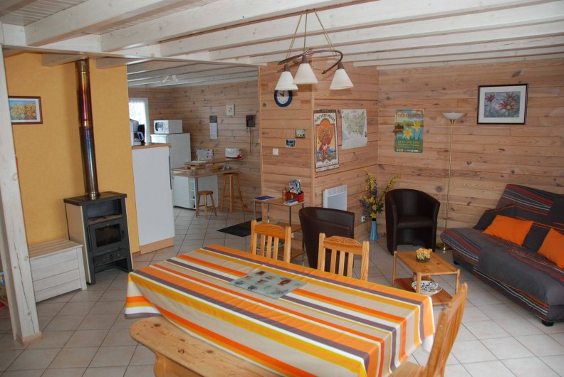Location de vacances - Chalet à Saint-Léonard - Séjour avec aperçu de la cuisine ouverte