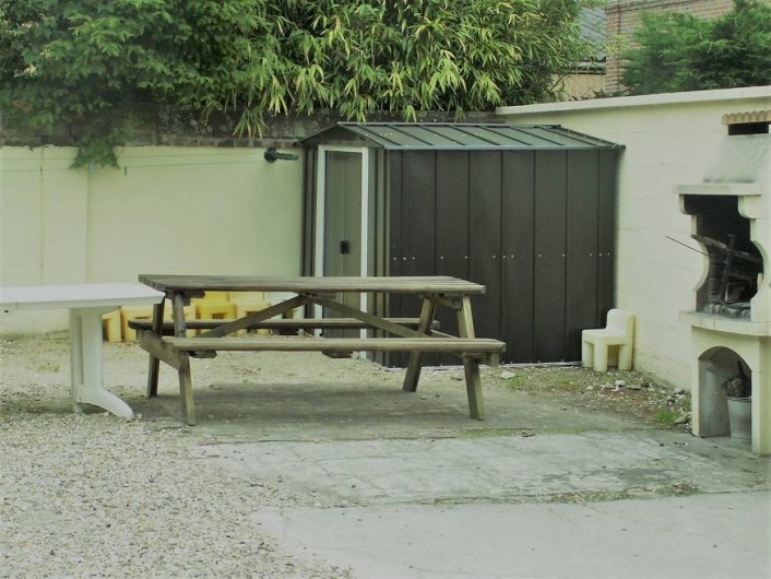 Location de vacances - Gîte à Saint-Aubin-sur-Mer - cour avec barbecue et salon de jardin