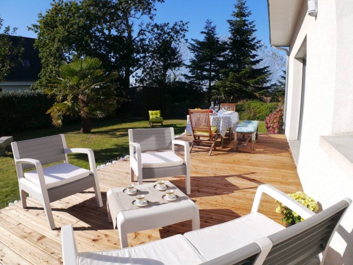 Location de vacances - Maison - Villa à Fouesnant - Terrasse avec mobilier de jardin contemporain