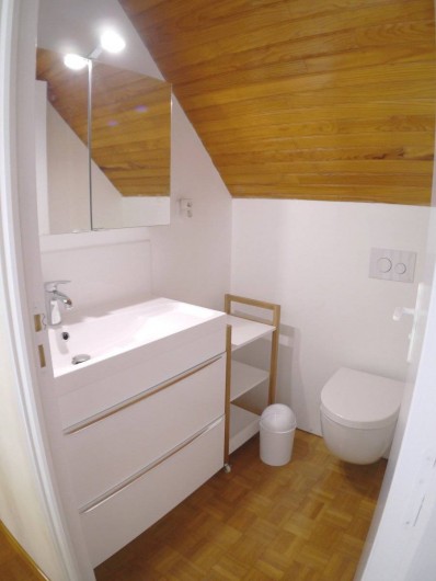Location de vacances - Maison - Villa à Fouesnant - Pièce d'eau avec WC et lavabo - à l'étage