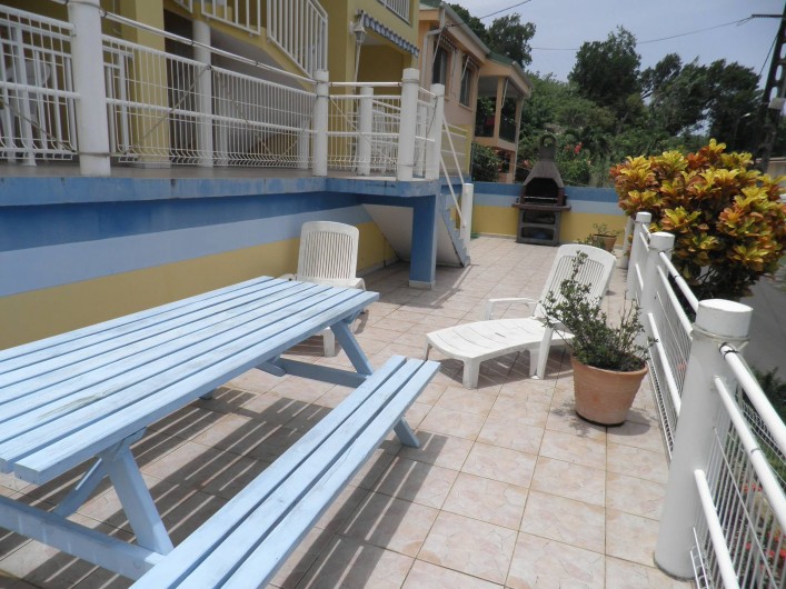 Location de vacances - Appartement à Les Anses-d'Arlet - Terrasse collective (chaises longues, table, barbecue)