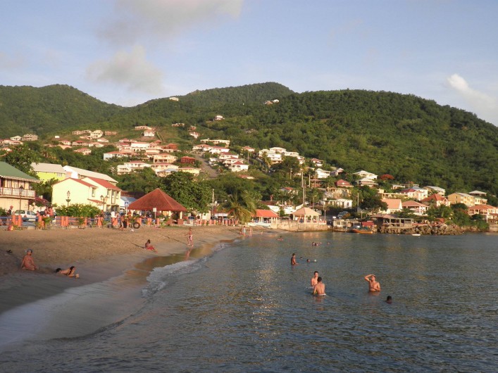 Location de vacances - Appartement à Les Anses-d'Arlet - La  Résidence Batterie (bâtiments jaunes tout à droite) vue du bourg