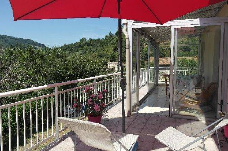 Location de vacances - Villa à Saint-Julien-Labrousse - La véranda , terrasse et balcon