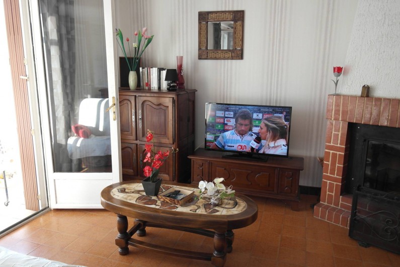 Location de vacances - Villa à Saint-Julien-Labrousse - Le salon/ TV / cheminée