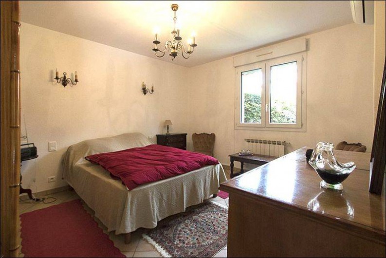 Location de vacances - Gîte à Millau - Chambre 1 lit double avec salle de bain et WC indépendants.