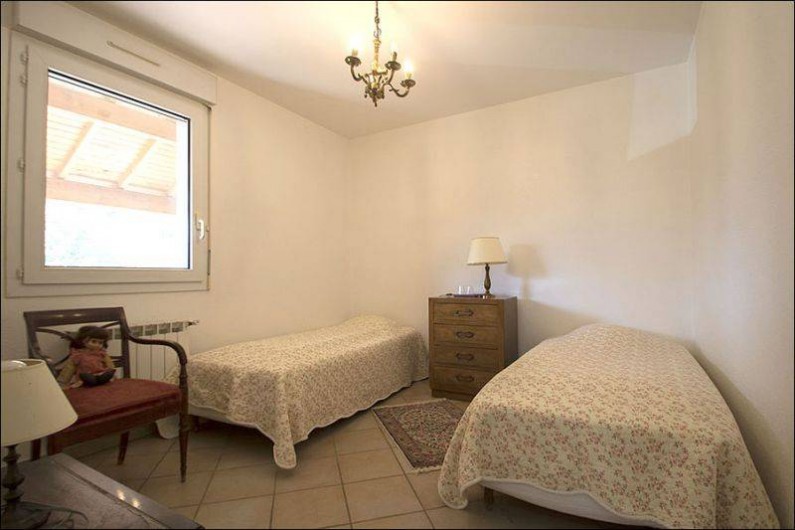 Location de vacances - Gîte à Millau - Chambre 2 lits simple avec lavabo et douche indépendants.