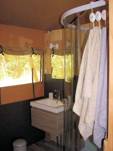 Location de vacances - Gîte à Chirols - La salle d'eau