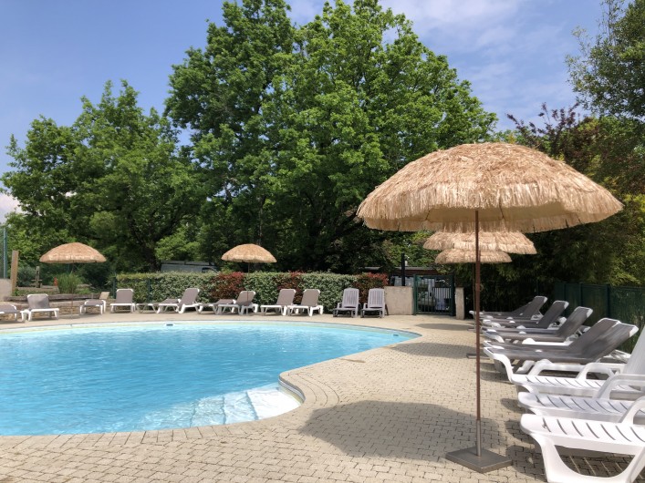 Location de vacances - Gîte à Saint-Denis-lès-Martel - Piscine,2 bains de soleil par hébergement, 1 spa et 1 sauna pour votre détente