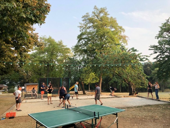 Location de vacances - Gîte à Saint-Denis-lès-Martel - Terrain de pétanque, jeux du parc,  vue de la halle + aire de jeux  pour petits